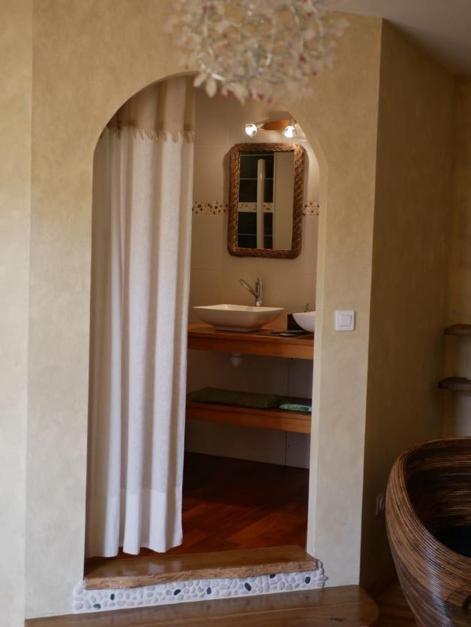 Bed and Breakfast Les Jardins De Lumiere Brusque Екстер'єр фото