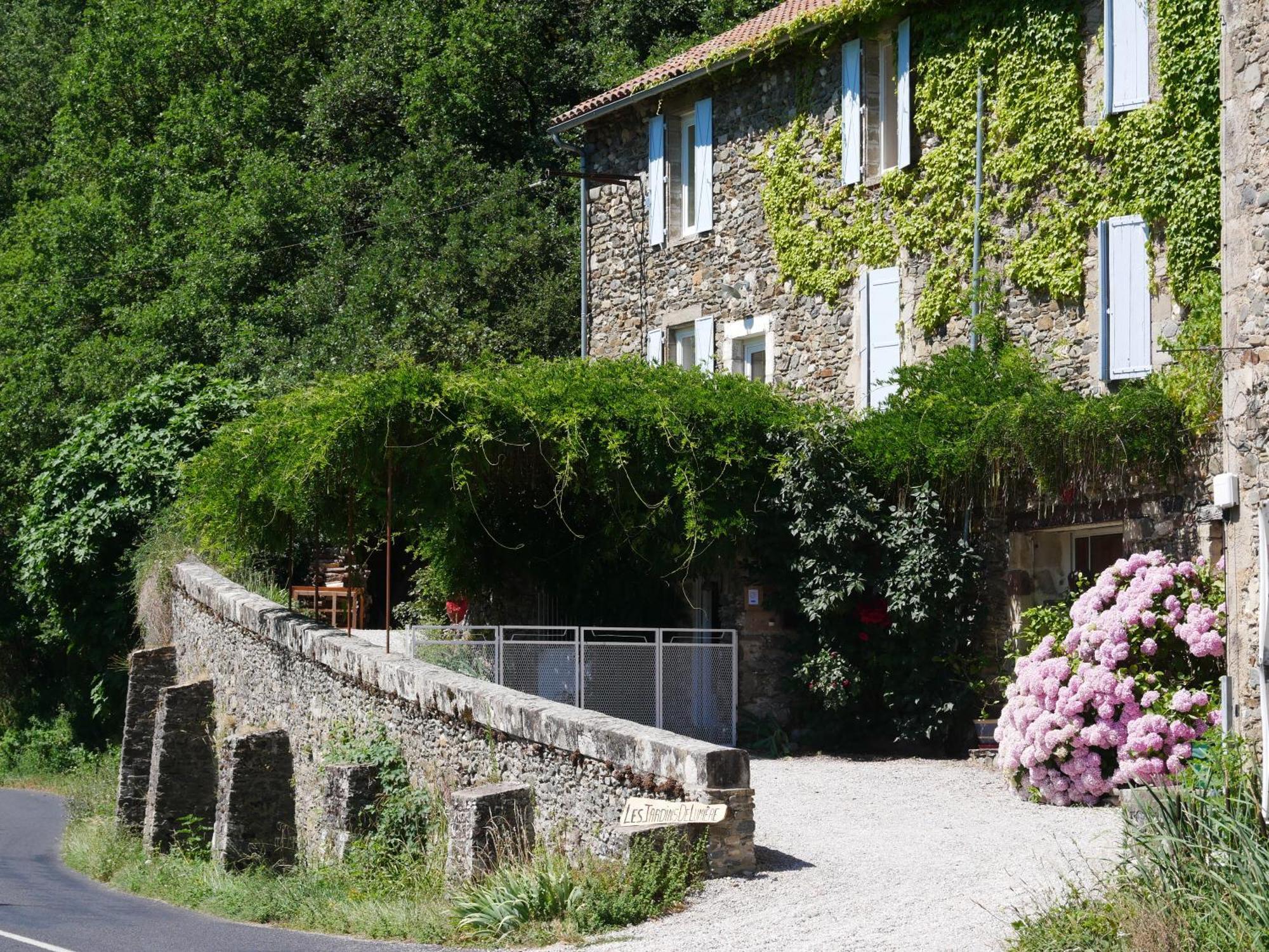 Bed and Breakfast Les Jardins De Lumiere Brusque Екстер'єр фото