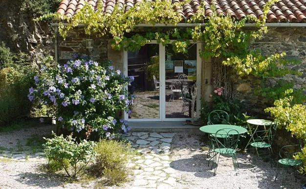 Bed and Breakfast Les Jardins De Lumiere Brusque Екстер'єр фото