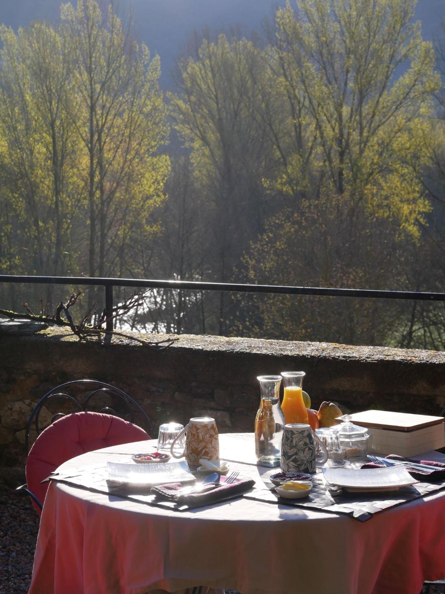 Bed and Breakfast Les Jardins De Lumiere Brusque Екстер'єр фото